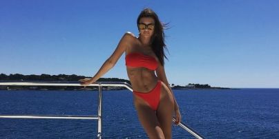 Отдых на яхте: Эмили Ратажковски в ярком бикини показала упругие ягодицы