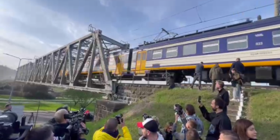 В Ирпене возобновили железнодорожное сообщение: впервые прибыла электричка (видео)