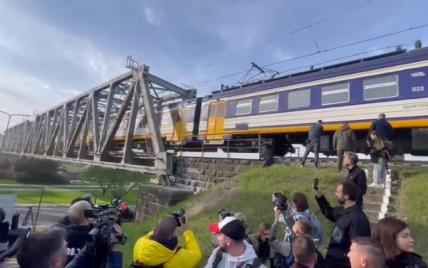 В Ірпені відновили залізничне сполучення: вперше прибула електричка (відео)