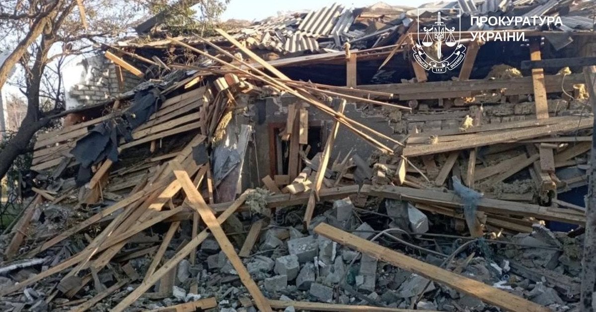 Зруйнований будинок через російський артилерійський обстріл Бугаївки