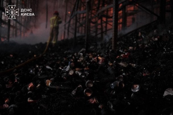 Масований удар по Києву вночі 5 серпня. / © ДСНС