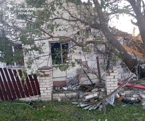 Пошкоджений будинок через російський артилерійський обстріл Бугаївки / © Харківська обласна прокуратура