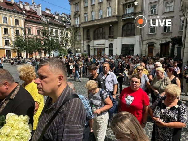 Люди прийшли на прощання з Іриною Фаріон / Фото: "Новини Live"