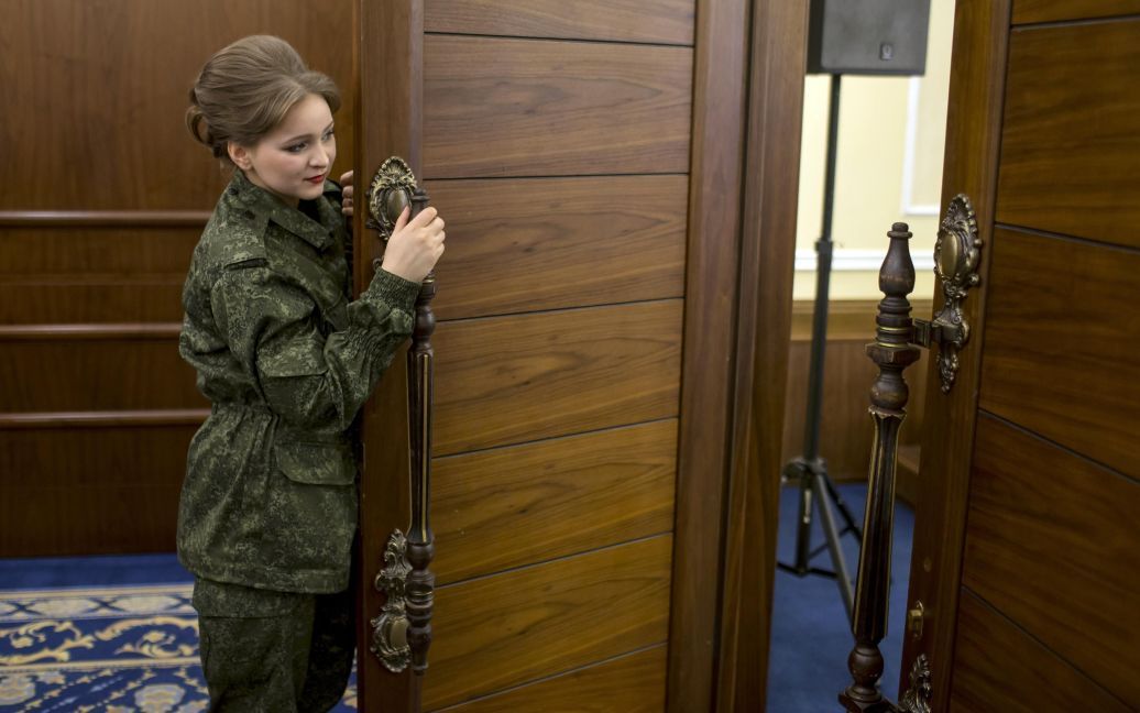 Сепаратистки из батальонов "Оплот" и "Восток" решили устроить себе конкурс красоты. / © Reuters