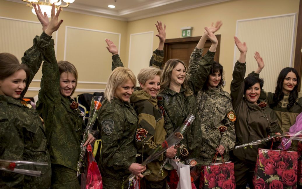 Сепаратистки з батальйонів "Оплот" і "Восток" вирішили влаштувати собі конкурс краси. / © Reuters