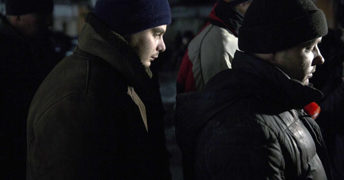 Боевики заставляют украинских заложников исполнять унизительную работу