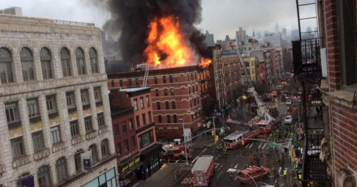 На Манхеттені вибухнула і загорілася п&#039;ятиповерхова будівля.