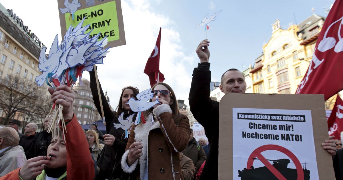 Коммунисты протестуют против американских военных в Чехии. / © Reuters