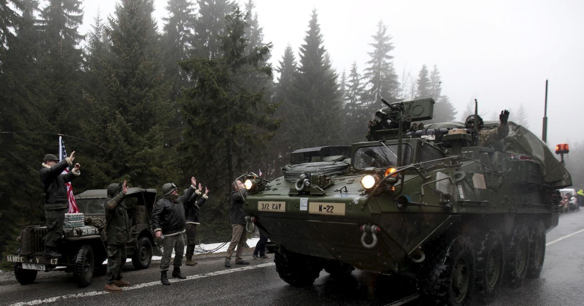 Три колонны военной техники США въехали в Чехию. / © Reuters