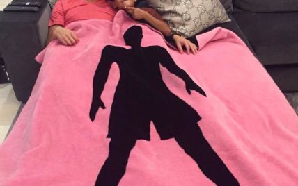 Роналду підтримав боротьбу з раком грудей фото із сином під рожевим пледом