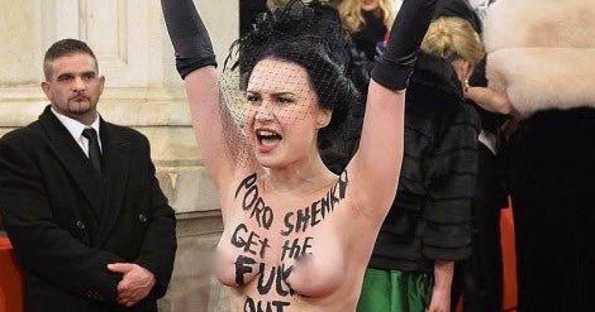 Обнаженная активистка Femen устроила акцию протеста против Порошенко на Венском балу