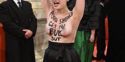 Обнаженная активистка Femen устроила акцию протеста против Порошенко на Венском балу