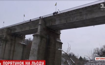Четверо прохожих школьников на Житомирщине спасли от прыжка с моста пьяного самоубийцу