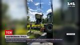 Новости Украины: в Черниговской области движение по трассе заблокировал грузовик с персиками