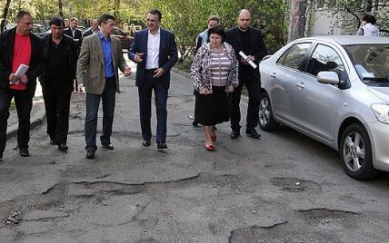 В Киеве будут ремонтировать дороги в жилых кварталах вместо правительственных