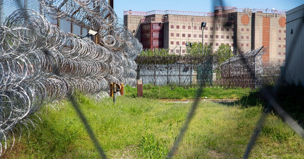 Женщина все еще находится в камере смертников