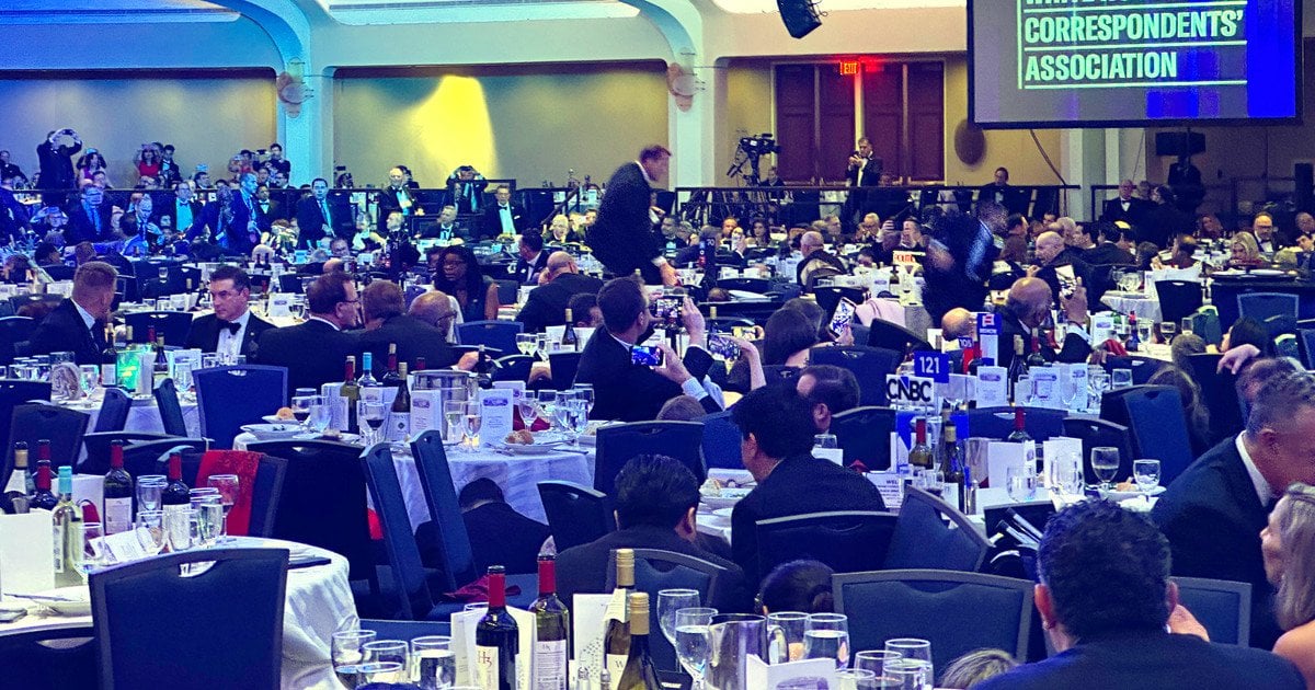 Під час замаху на Трампа чоловік спокійно їв салат