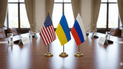 Прапори США, України та Росії