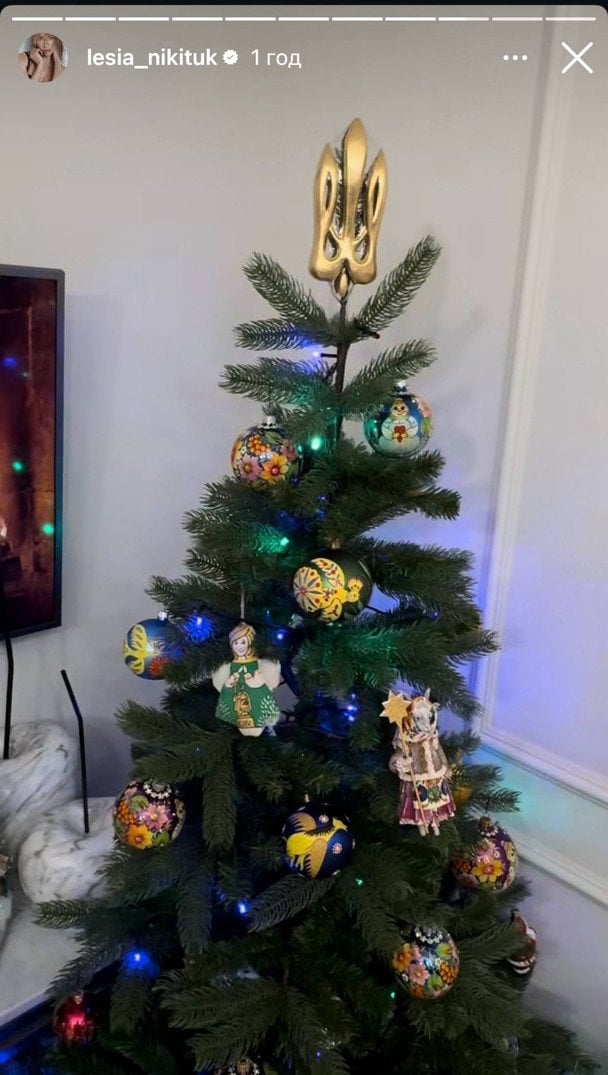 Леся Нікітюк показала новорічний декор батьківської оселі / © instagram.com/lesia_nikituk