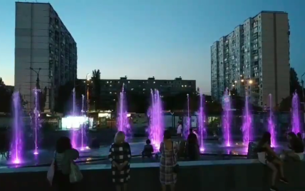 На Оболоні у Києві запустили світло-музичний фонтан: з'явилося відео