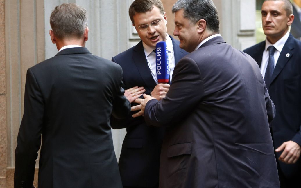 Порошенко осторожно оттолкнул наглого российского журналиста / © Reuters