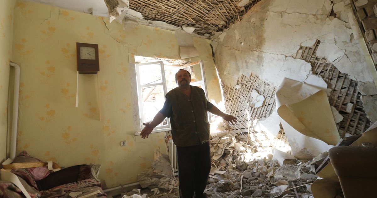 Бойовики обстрілюють селище Піски.