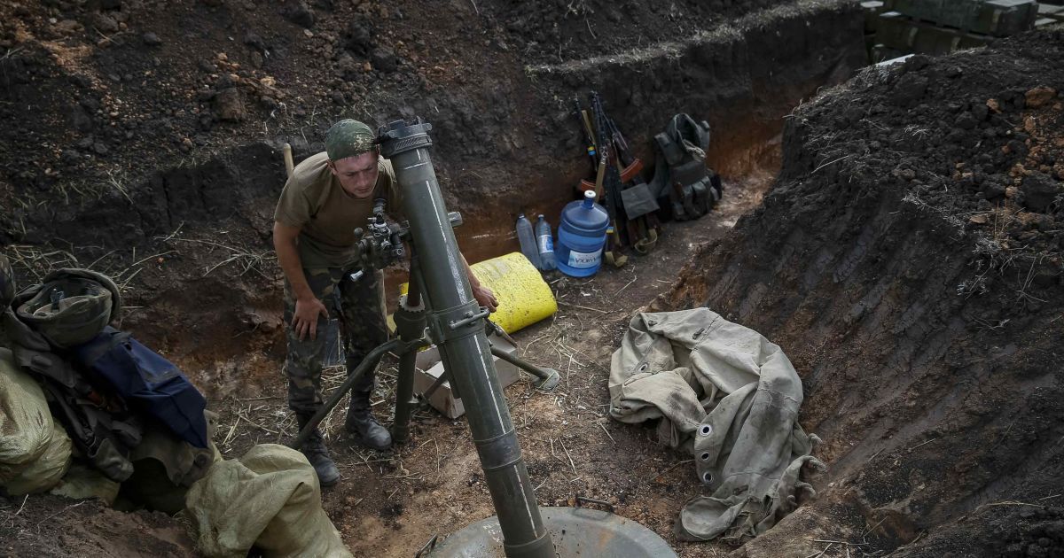 Українські військові намагаються не допустити прориву бойовиків через Первоймайськ / © Reuters