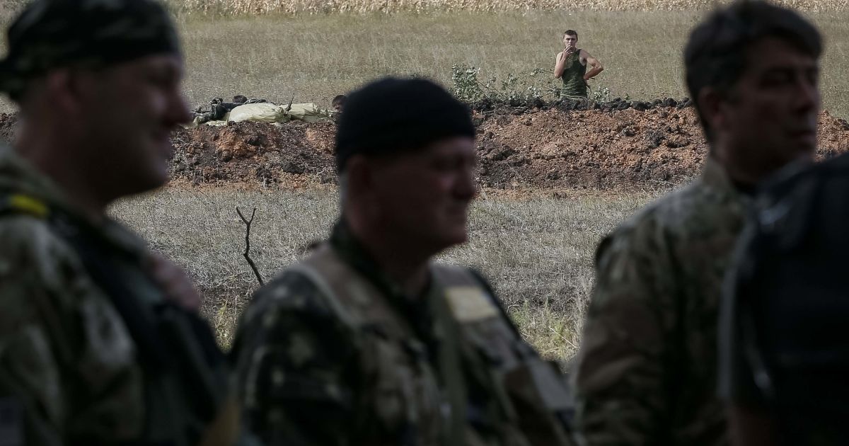 Українські військові намагаються не допустити прориву бойовиків через Первоймайськ / © Reuters