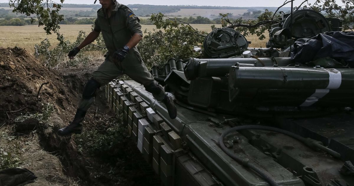 Українські військові намагаються не допустити прориву бойовиків через Первоймайськ / © Reuters