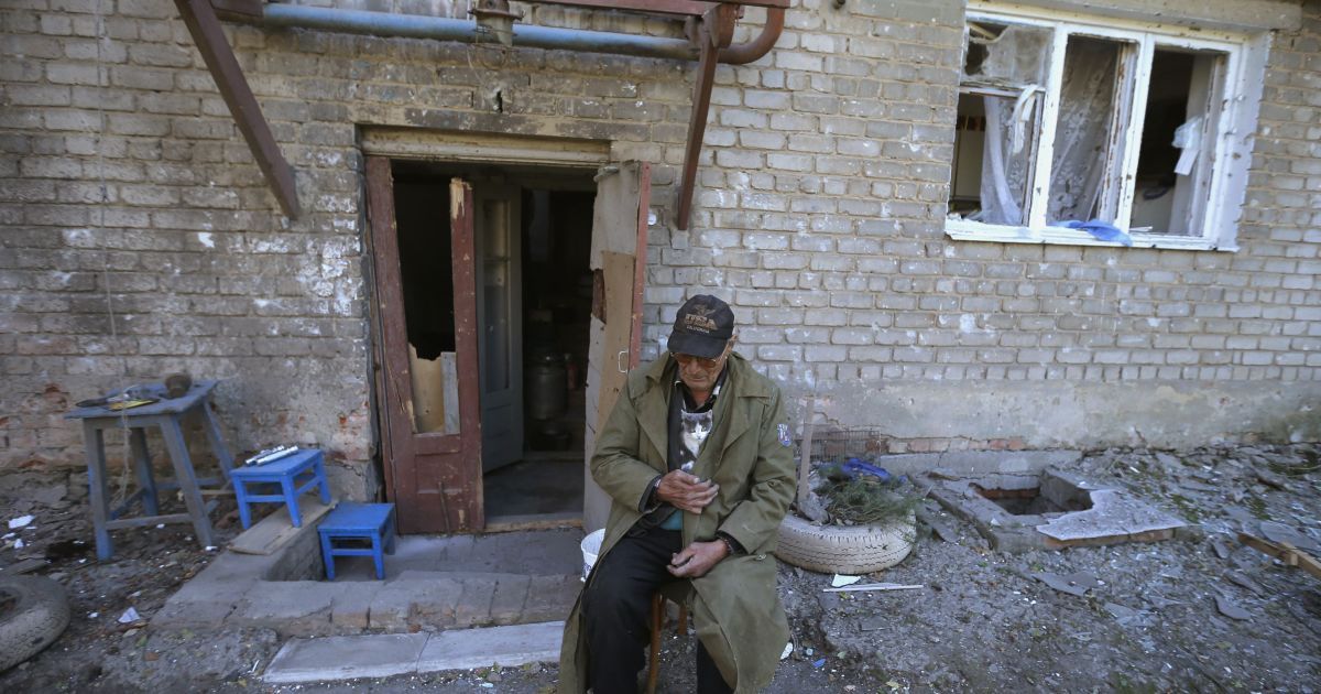 Боевики продолжают обстреливать города на Донбассе.
