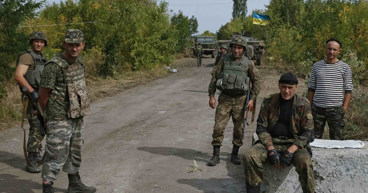 Українські військові намагаються не допустити прориву бойовиків через Первоймайськ / © Reuters