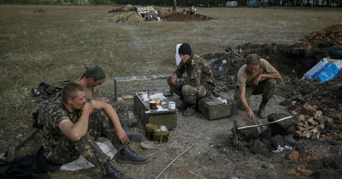Українські військові намагаються не допустити прориву бойовиків через Первоймайськ / © Reuters