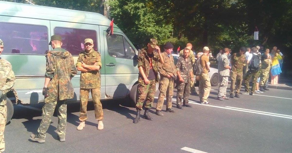 Активисты блокируют движение