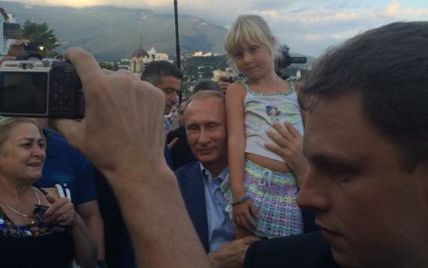 В Крыму после распивания вина Путин и Берлускони сфотографировались с маленькими девочками