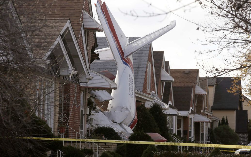 Самолет упал на дом в тот момент, когда внутри находились его жители. / © Reuters