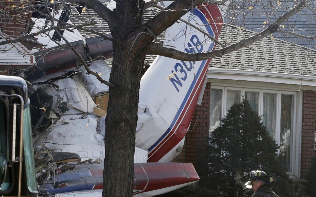 Самолет упал на дом в тот момент, когда внутри находились его жители. / © Reuters