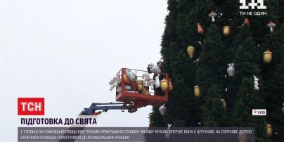 Подготовка к празднику: на Софийской площади уже начали украшать главную елку