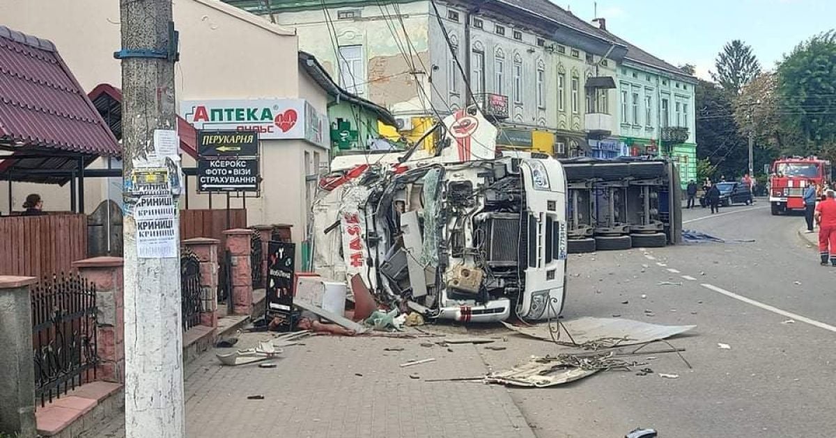 Во Львовской области фура влетела в магазин и разгромила стены: есть жертвы