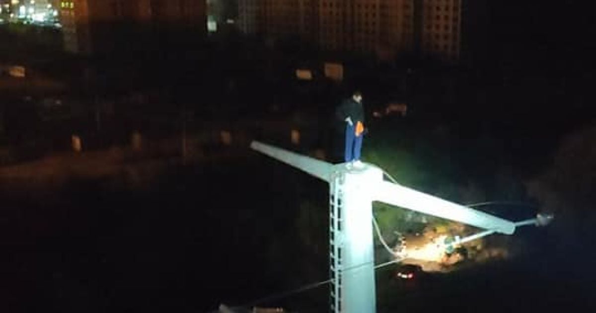 В Киеве сняли экстремала с электроопоры: появилось фото