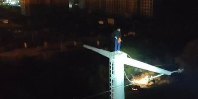 В Киеве сняли экстремала с электроопоры: появилось фото