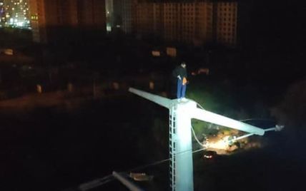 У Києві зняли екстремала з електроопори: з'явилося фото