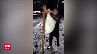 В Харькове подростки ради лайков сломали дорожный знак
