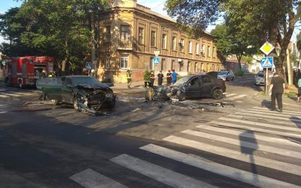 В Мариуполе маршрутка врезалась в разбитые в ДТП авто, пострадали семь человек