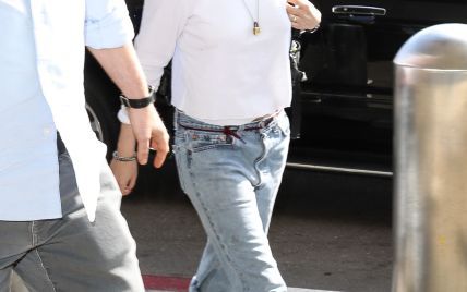 В любимом стиле: Кристен Стюарт в джинсах и бейсболке на улицах Лос-Анджелеса