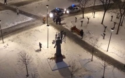 У мемориала жертвам обстрела Днепра в Москве задержали женщину, которая вышла с одиночным пикетом