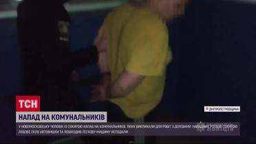 Схватил топор и принялся крушить: мужчина ужаснул коммунальщиков
