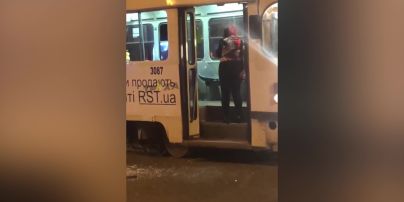 У Харкові неадекватний молодик потрощив трамвай