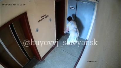 В Славянске бабушка подбрасывает фекалии под дверь соседям