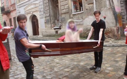 "Испытание здравого смысла": стало известно, зачем по центру Львова носили обнаженную девушку в гробу