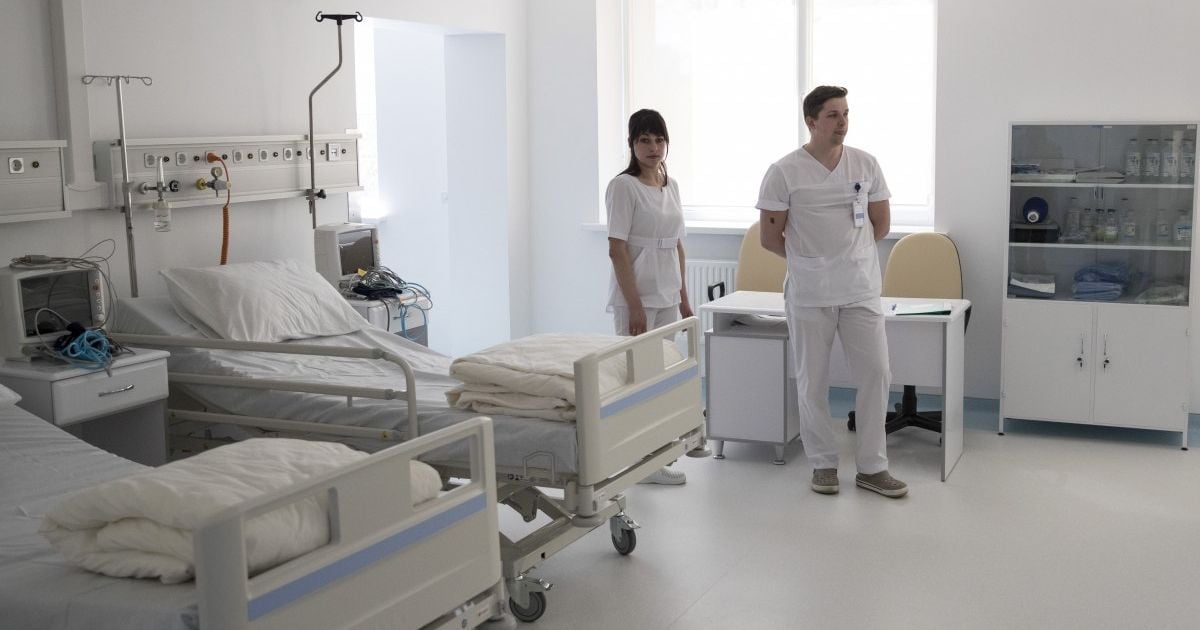 У Києві поліцейського відлупцювала компанія чоловіків через зауваження